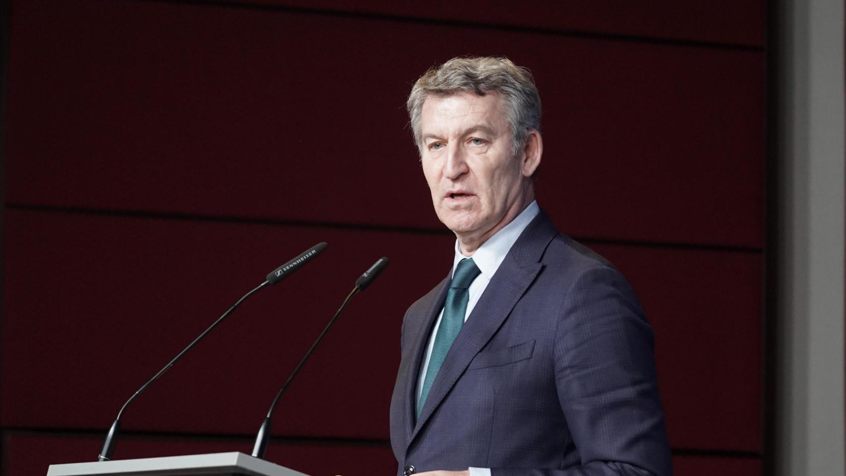 El presidente del PP, Alberto Núñez Feijóo, durante su intervención en la jornada sobre automoción del Partido Popular Europeo en Valladolid, este viernes