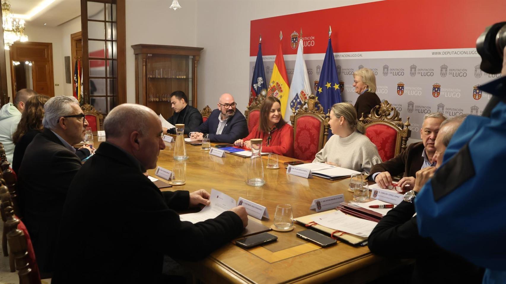 Primera junta de gobierno de la Diputación de Lugo con Carmela López como presidenta