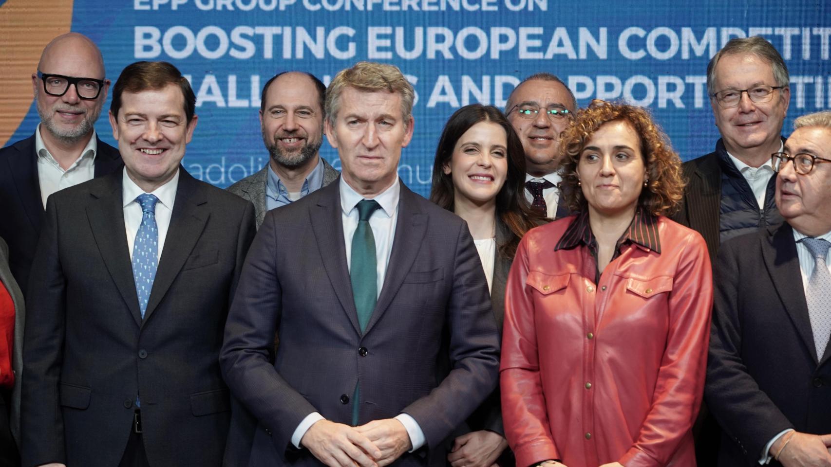 El presidente del PPCyL y de la Junta de Castilla y León, Alfonso Fernández Mañueco, el presidente del PP, Alberto Núñez Feijóo, y la vicepresidenta del Grupo del Partido Popular Europeo, Dolors Montserrat, en la jornada sobre automoción de este viernes en Valladolid