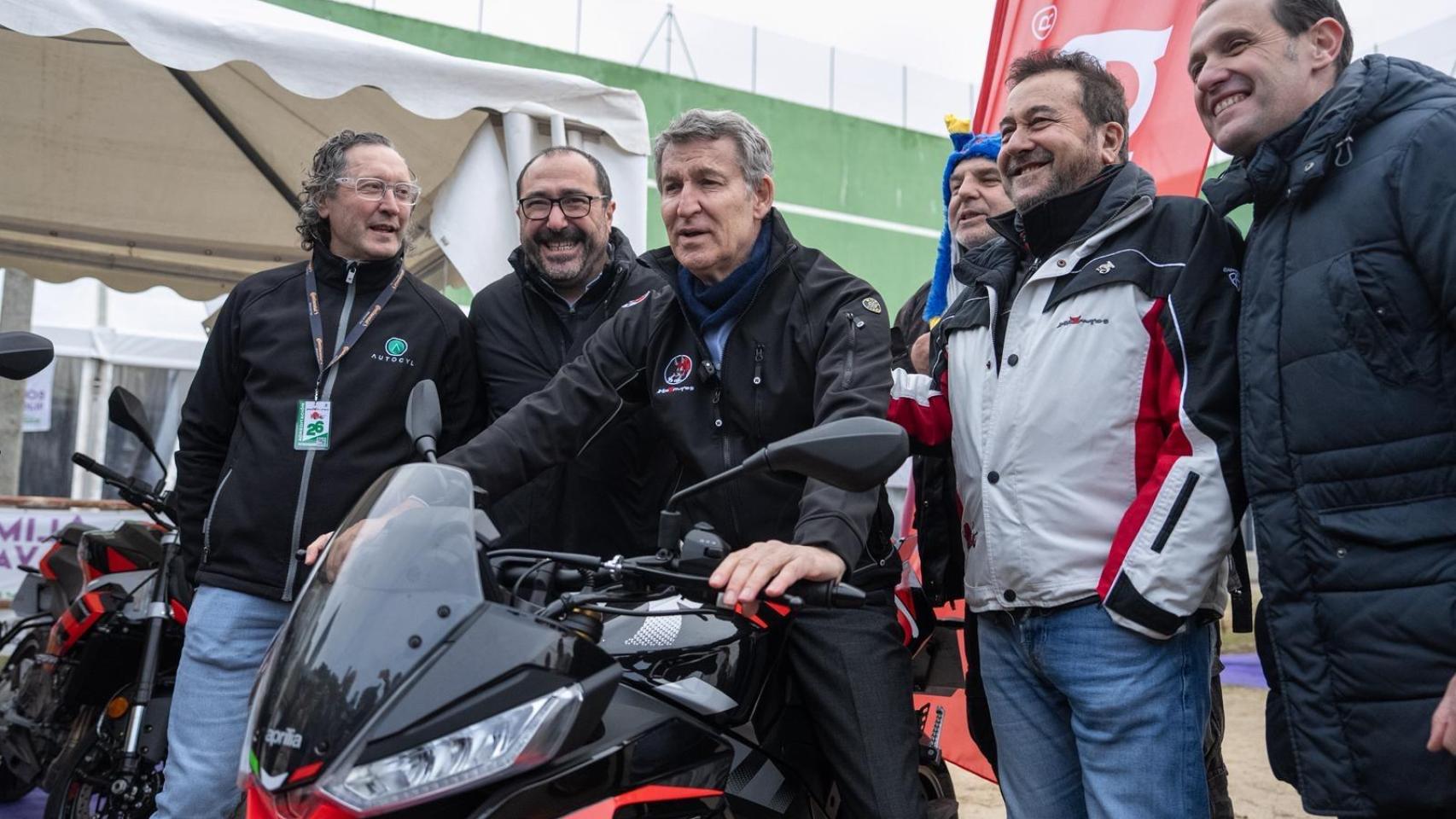 El presidente del PP, Alberto Núñez Feijóo,visita Motauros en Tordesillas