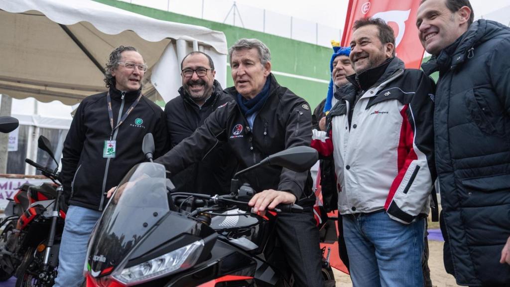 El presidente del PP, Alberto Núñez Feijóo,visita Motauros en Tordesillas