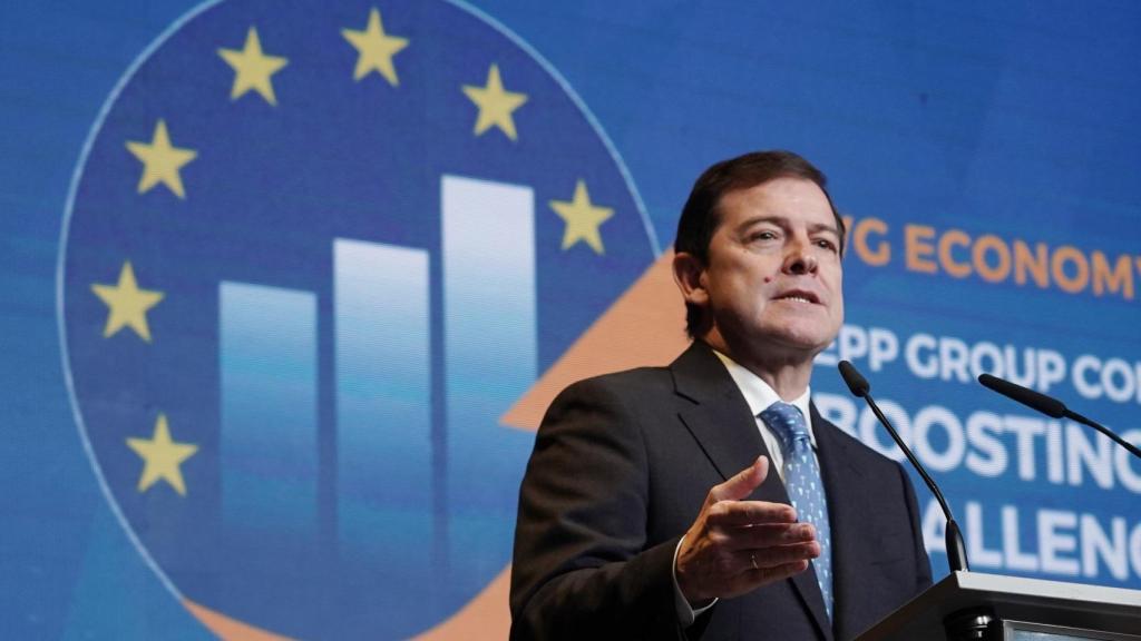 El presidente del PP de Castilla y León y de la Junta, Alfonso Fernández Mañueco, durante su intervención en la jornada sobre automoción de este viernes en Valladolid