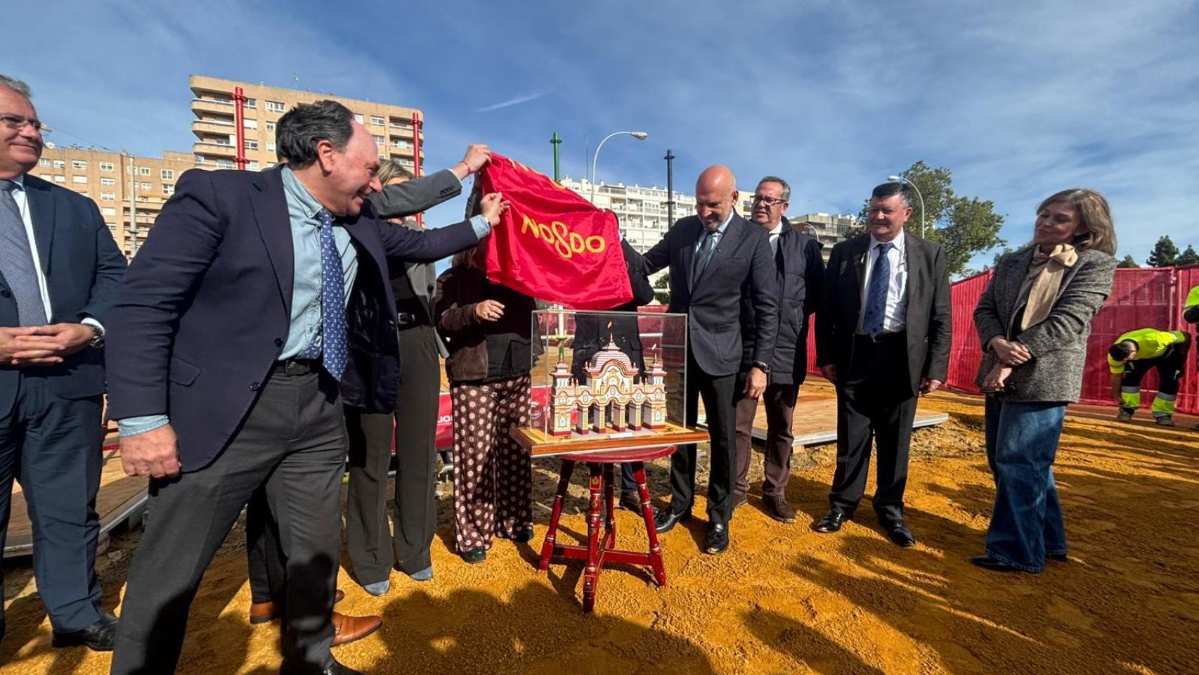 Acto de colocación del primer tubo para la portada de la Feria de Abril