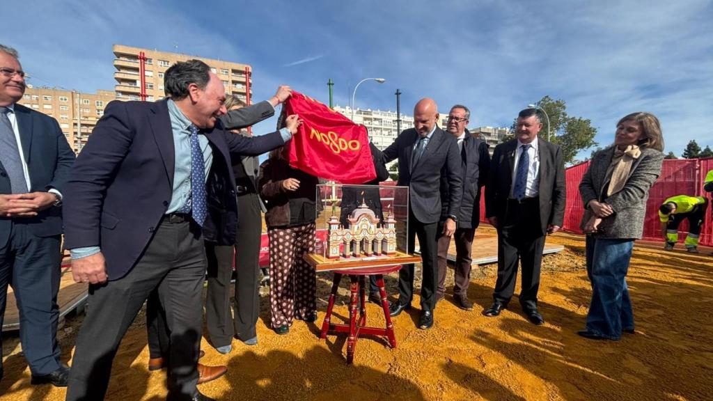 Acto de colocación del primer tubo para la portada de la Feria de Abril