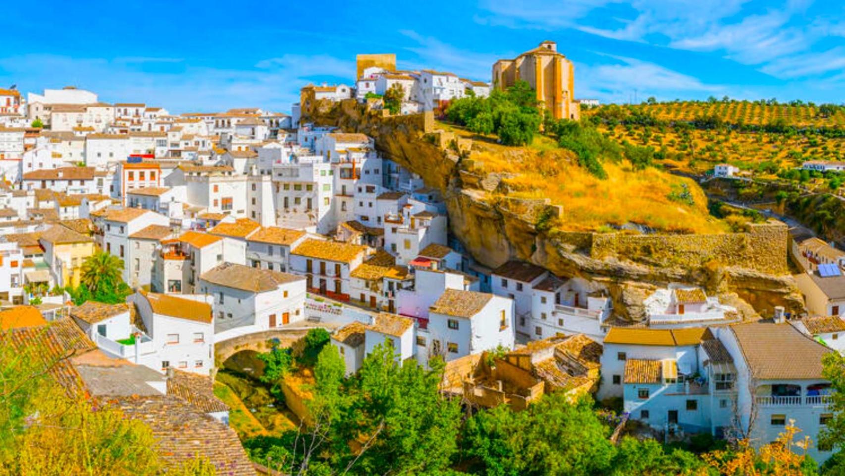 Construido bajo la roca y con casas que parecen cuevas: el destino español que atrae a miles de turistas