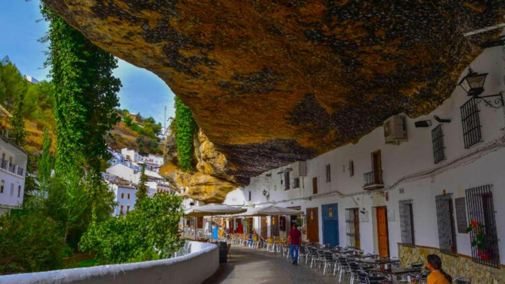 Setenil de las Bodegas es uno de los lugares más únicos de España.
