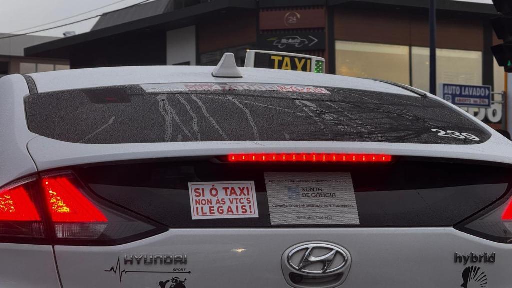 Taxi de Vigo circulando por Gran Vía