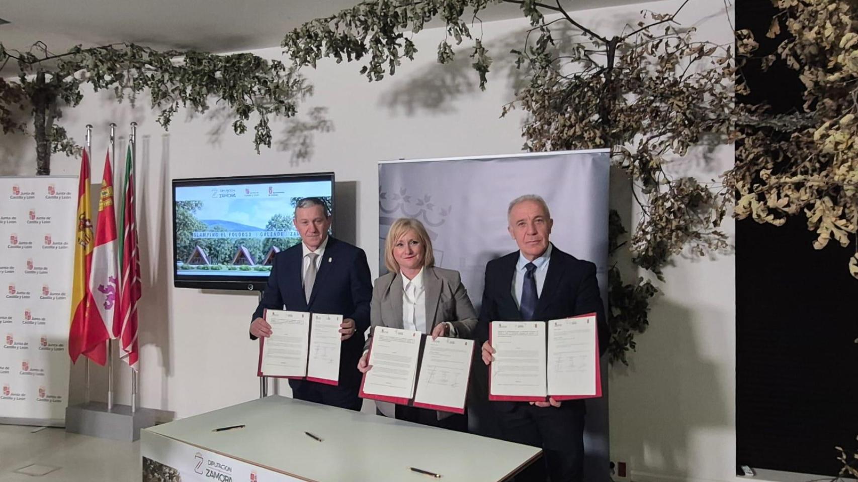 La consejera de Industria, Comercio y Empleo, Leticia García; el presidente de la Diputación de Zamora, Javier Faúndez; y el alcalde de Galende, Miguel Ángel Martos