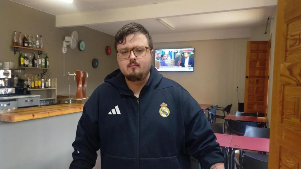 Javier Castillo en su bar en Beamud (Cuenca).