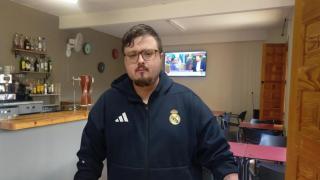 Javier Castillo en su bar en Beamud (Cuenca).