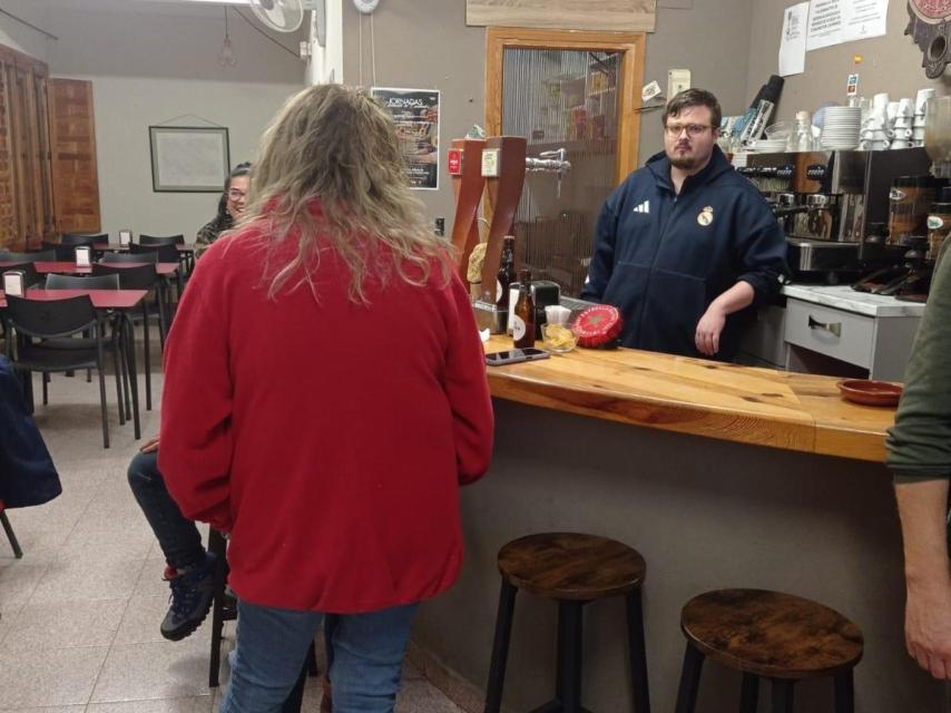 Javier atendiendo en su bar.