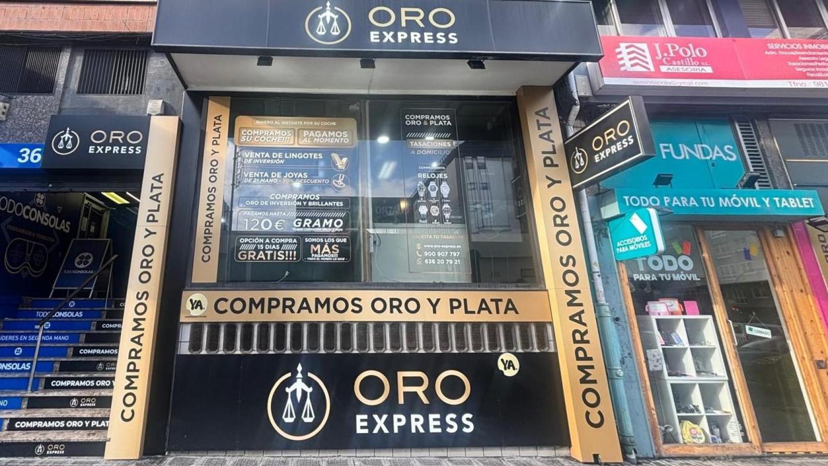 Acceso a la tienda de Oro Express en Cuatro Caminos, en A Coruña.
