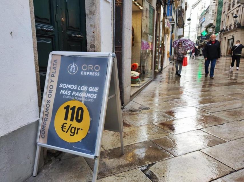 Anuncio de un negocio de compraventa de oro en la calle Real de A Coruña.
