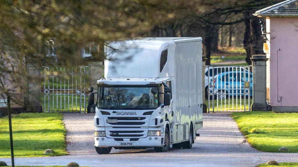 Un camión de mudanza, abandonando Royal Lodge este pasado viernes, 16 de enero.