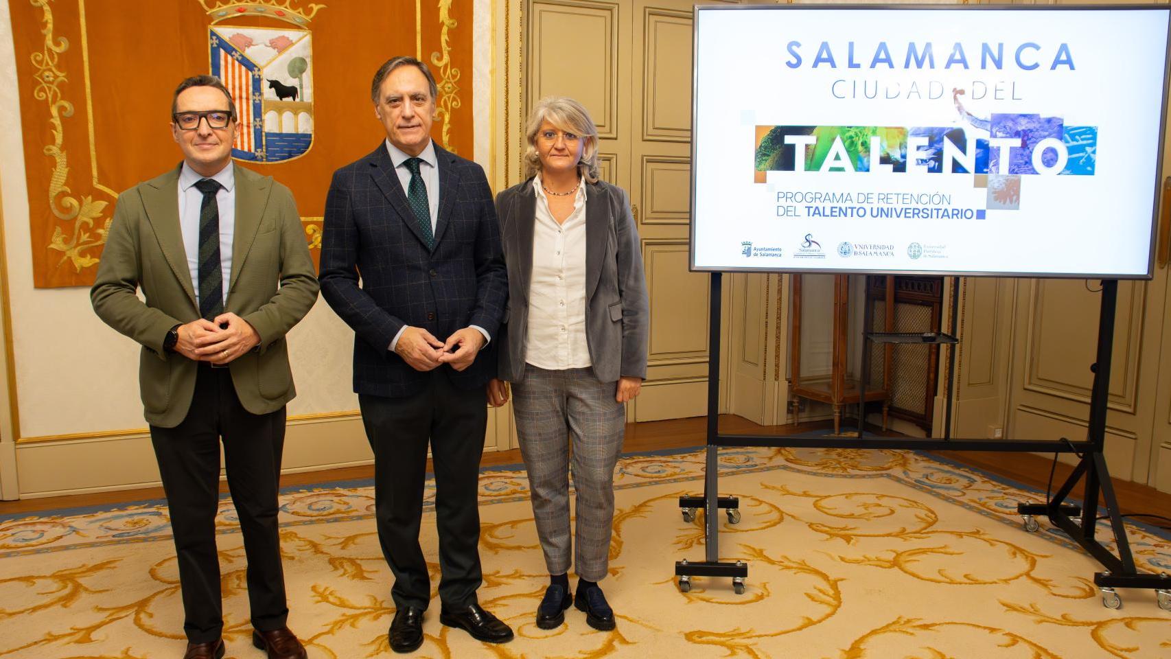 El alcalde de Salamanca, Carlos García Carbayo, el rector de la Universidad de Salamanca, Juan Manuel Corchado, y la vicerrectora de Comunidad Universitaria y Estudiantes de la Universidad Pontificia de Salamanca, María Hinojal Benavente
