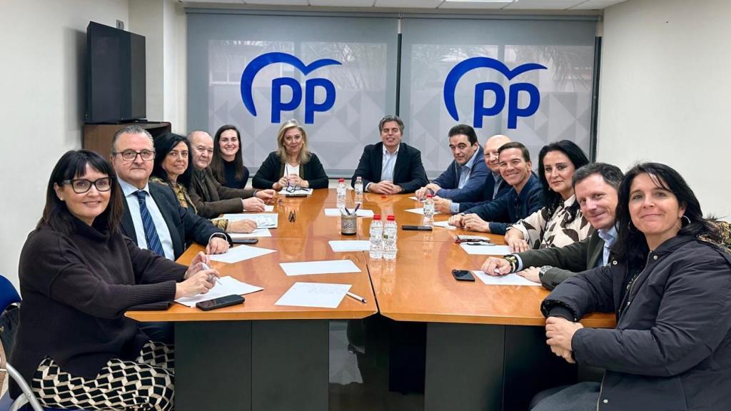 Reunión entre diputados y senadores del PP de Alicante y representantes de FOPA.