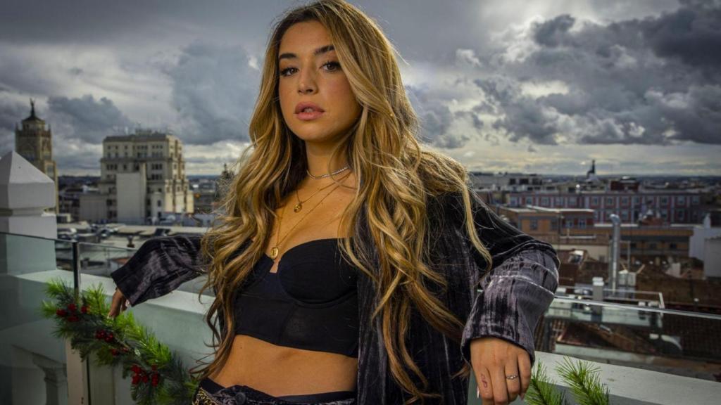 El destino elegido por Lola Índigo (33) para su gran viaje romántico: la famosa isla con paisaje volcánico