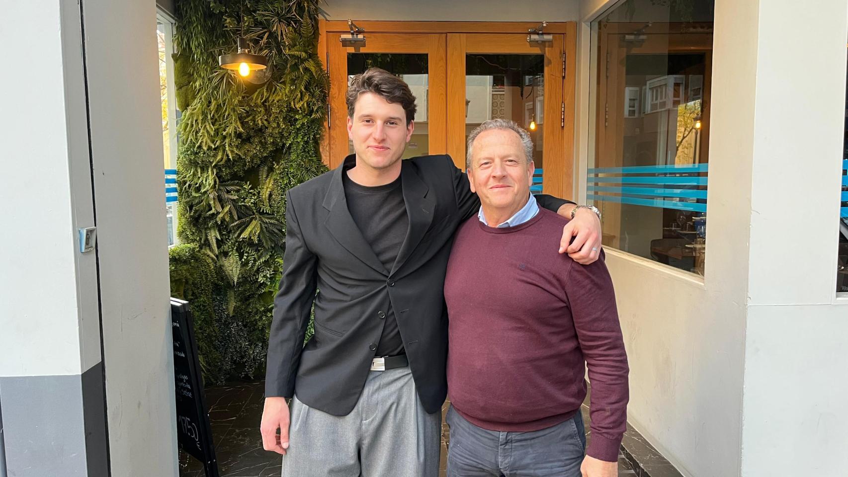 José y Javi Vicent, padre e hijo, dueños del restaurante La Barraquita en Valencia. EE
