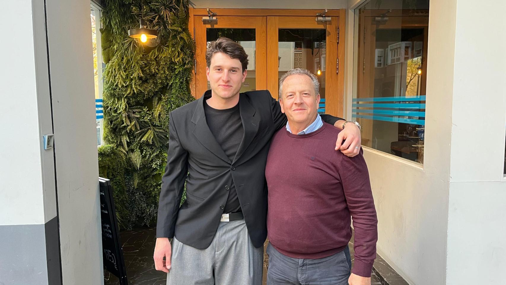 José y Javi Vicent, padre e hijo, dueños del restaurante La Barraquita en Valencia. EE