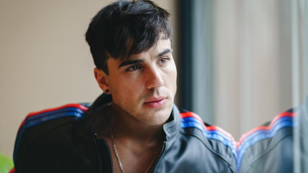 Óscar Casas fue un niño amigo de las niñas, pero le costó sentirse visto por ellas.