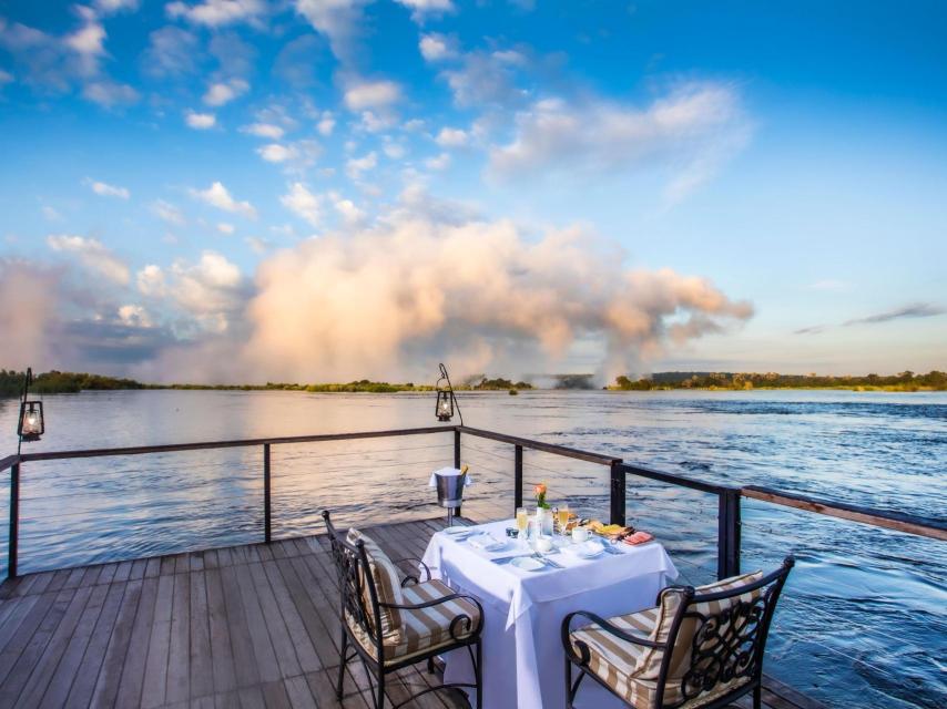 El desayuno junto al río en el Royal Livingstone Hotel by Anantara.