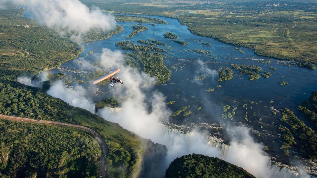 Un vuelo en ala delta a motor sobre las cataratas y el río Zambeze.