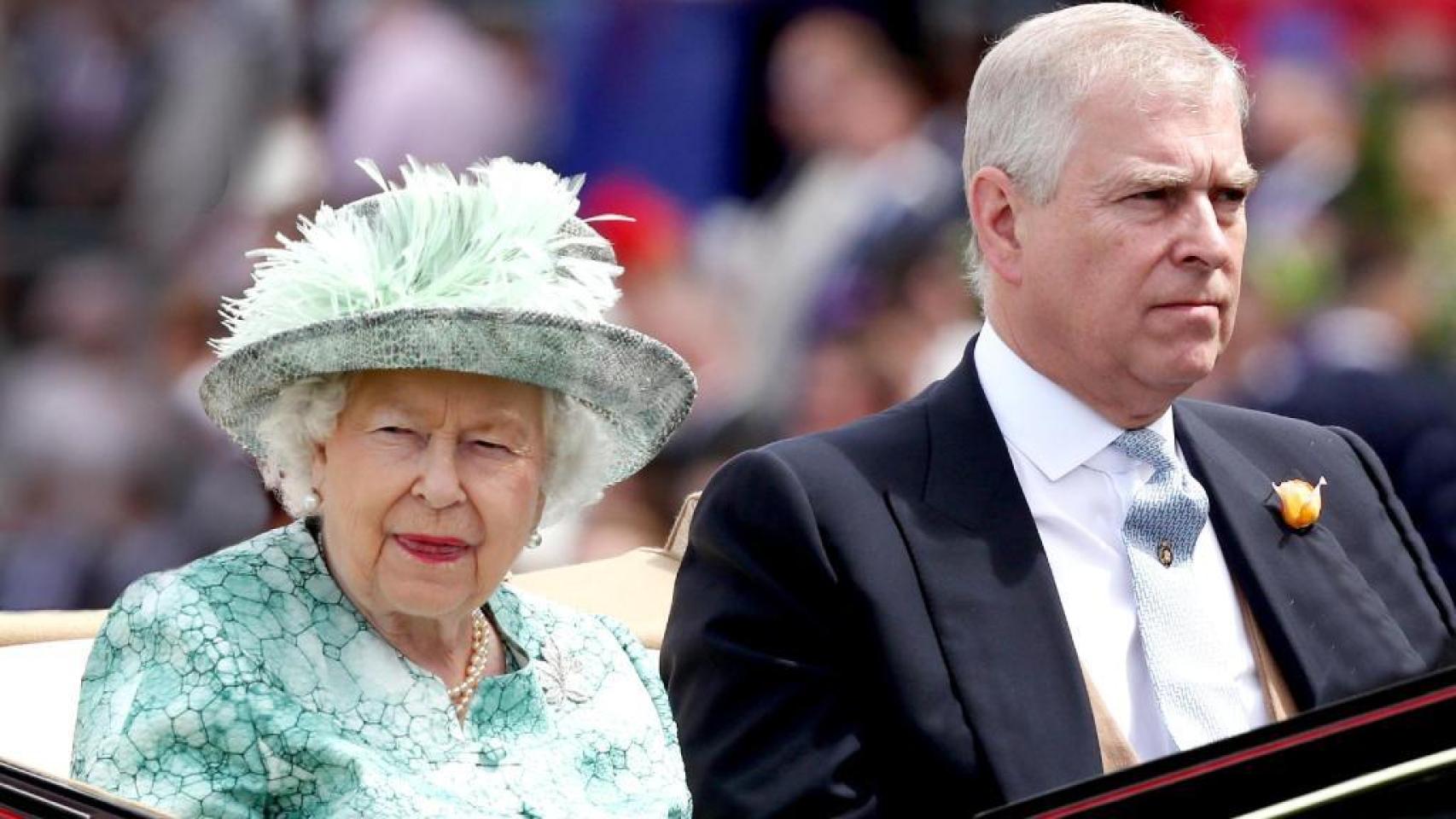 Isabel II y el expríncipe Andrés, durante el Royal Ascot en junio de 2018.