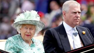 Isabel II y el expríncipe Andrés, durante el Royal Ascot en junio de 2018.