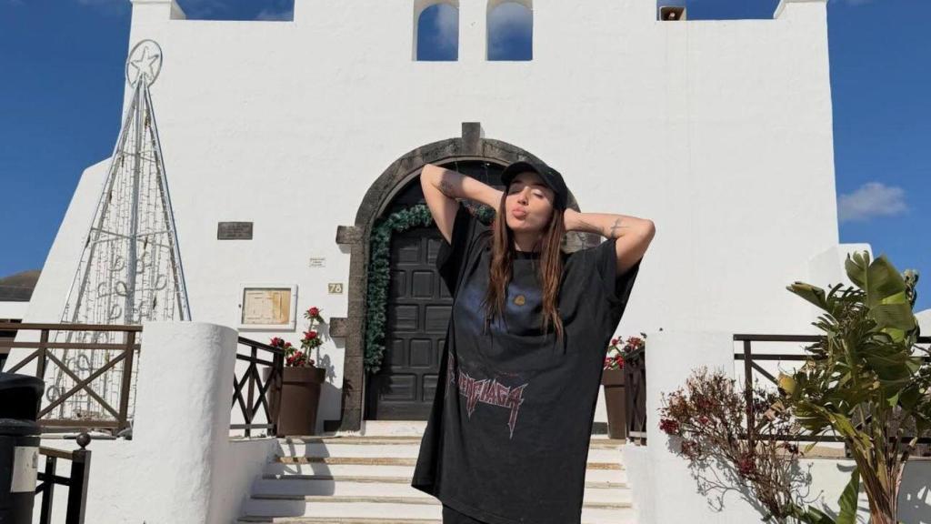 Lola Índigo comparte su viaje en redes sociales.