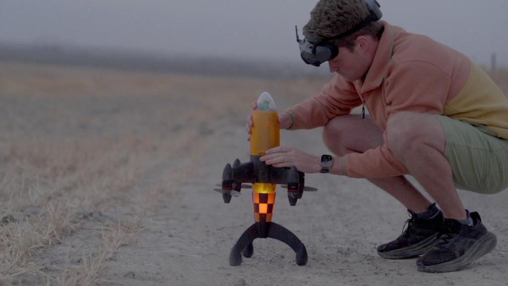 Mike Bell poniendo a punto el dron.