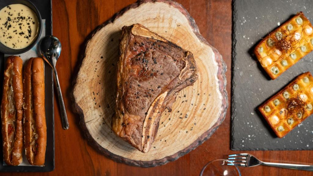 Chuletón de vaca madurada de un kilo con bonito frito, junto al gofre bravo, de Barraquita. EE