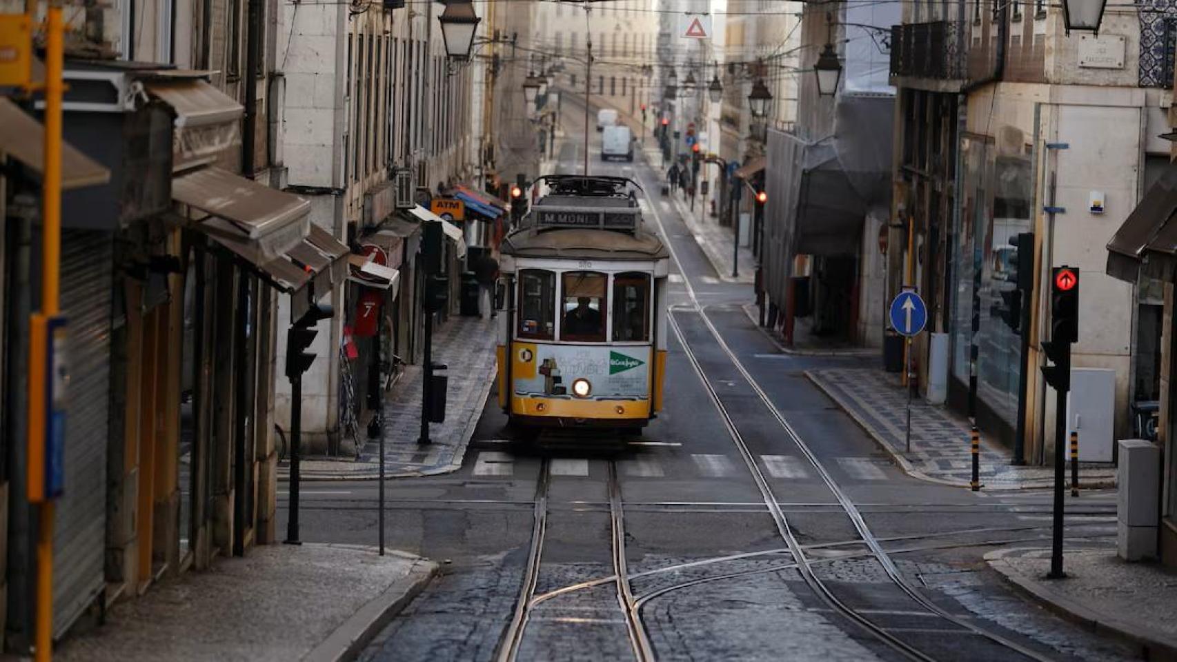 Un tranvía en el centro de Lisboa.