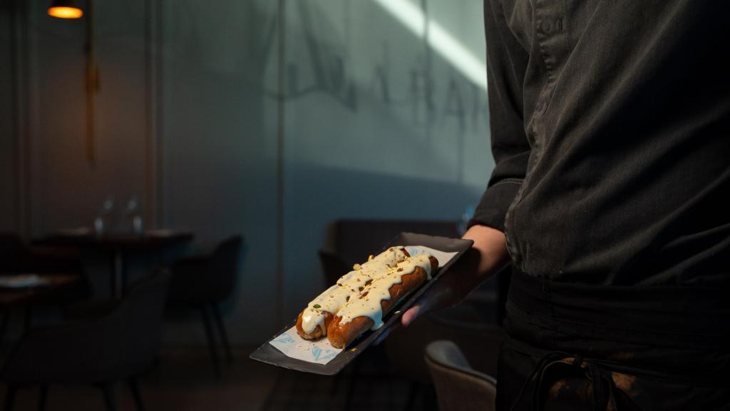 Fartón con queso camembert, sobrasada y cebolla caramelizada, de Barraquita. EE