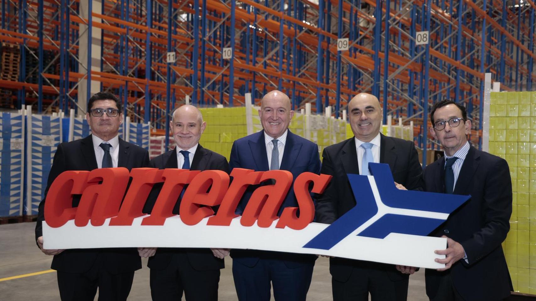 El alcalde de Valladolid, Jesús Julio Carnero, ha visitado hoy las nuevas instalaciones de Carreras Grupo Logístico en el Polígono Industrial de San Cristóbal