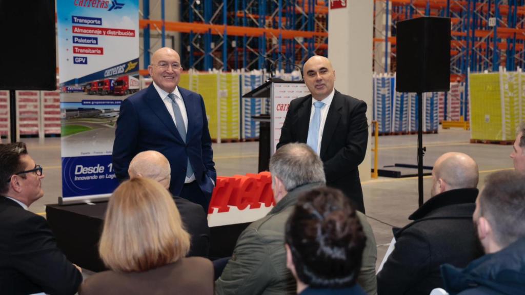 El alcalde de Valladolid, Jesús Julio Carnero, ha visitado hoy las nuevas instalaciones de Carreras Grupo Logístico en el Polígono Industrial de San Cristóbal