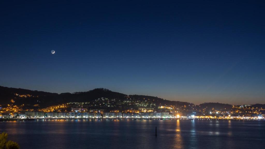 Vista nocturna de Baiona.