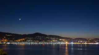 Vista nocturna de Baiona.
