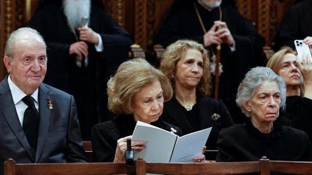 Los eméritos Juan Carlos y Sofía, junto a Irene de Grecia y las infantas Elena y Cristina en enero de 2023 en el funeral de Constantino de Grecia.