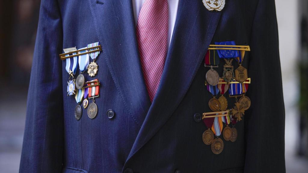 Medallas e insignias por su labor como militar y mediador.