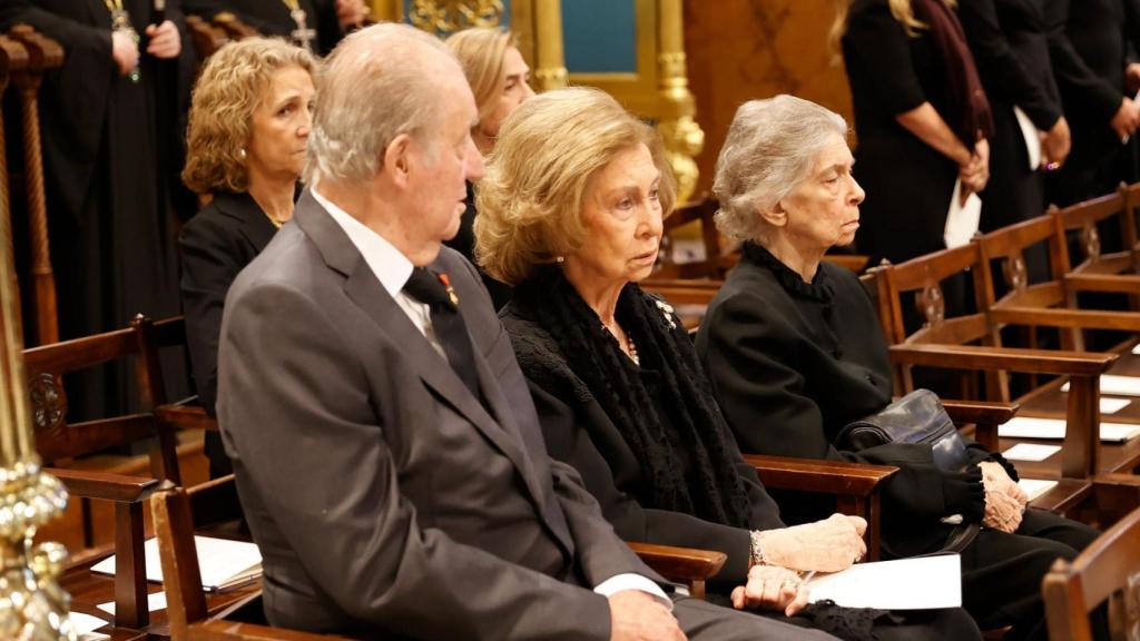 Juan Carlos I, la reina Sofía e Irene de Grecia en el funeral de Constantino de Grecia.