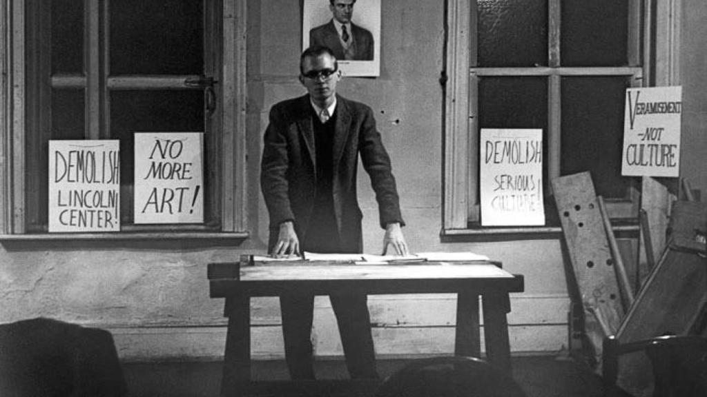 Henry Flynt durante su conferencia From Culture to Veramusement en el loft de Walter De Maria, Nueva York, 28 de febrero, 1963. Fotografía de Diane Wakoski. Cortesía Henry Flynt.  Foto: Museo Reina Sofía