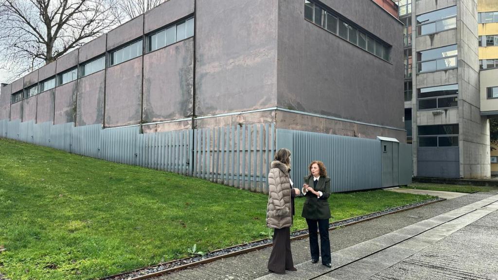 La rectora Nuria González, junto a la vicerrectora Pilar Marqués, visitan el antiguo plató de la Escuela de Cine de Ponferrada