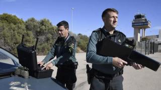 El cabo primero Francisco Fernández (d) y el guardia Sergio Rodríguez (i), vigilan en el aeropuerto de Almería, ambos pertenecen al Equipos Pegaso de la Guardia Civil