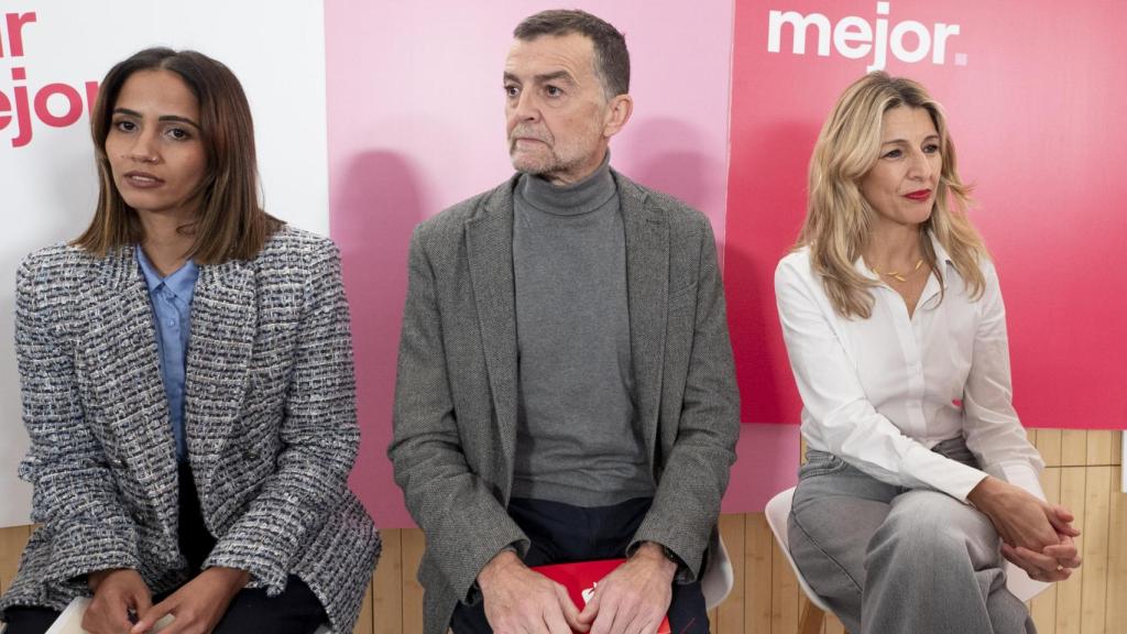 La diputada de Sumar, Tesh Sidi, el coordinador general de IU, Antonio Maíllo, y la vicepresidenta segunda y ministra de Trabajo, Yolanda Díaz.