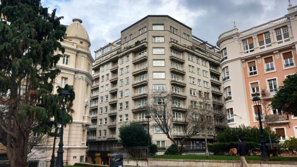 El edificio de viviendas en la plaza de Vigo de A Coruña: Corrales & Molezún