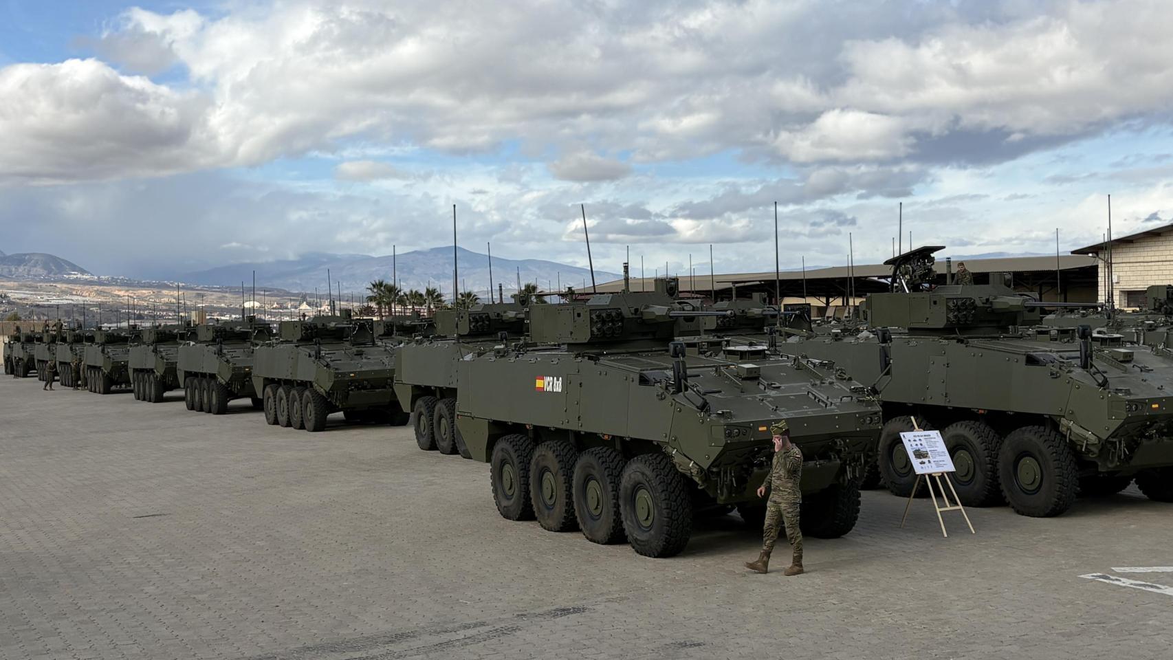 Carros 8x8 Dragón en el acto de entrega