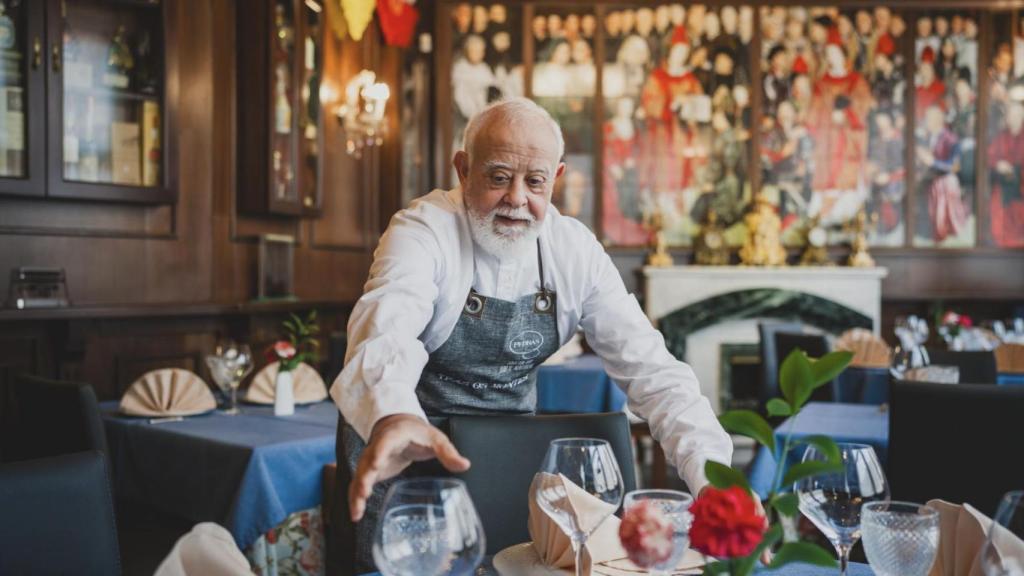 José pule todos los detalles de su restaurante, que destaca por cuidar todo al máximo.