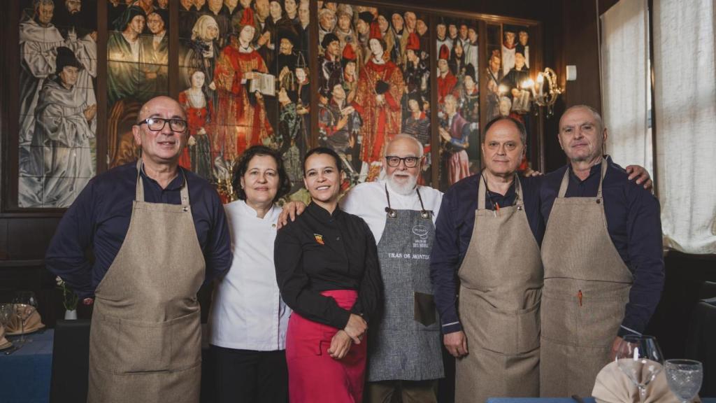 El matrimonio y su hija acompañados de  izquierda a derecha del personal del restaurante: Aurelio, José y Juan Carlos.