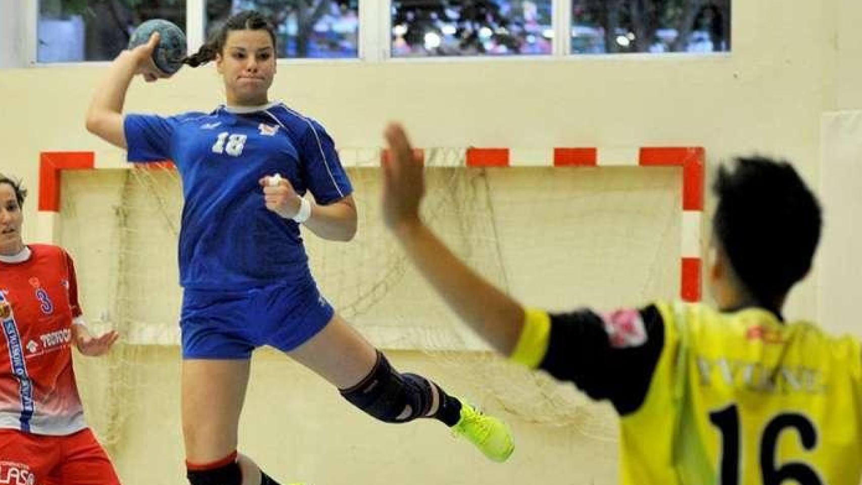 Lur Errekondo, durante un partido de balonmano con el Móstoles.