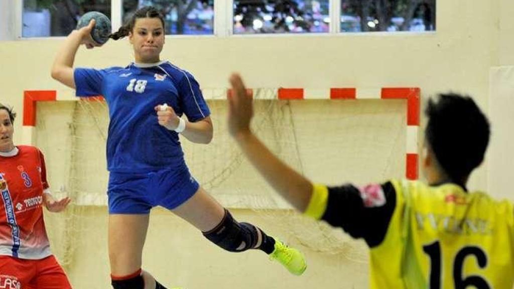 Lur Errekondo, durante un partido de balonmano con el Móstoles.